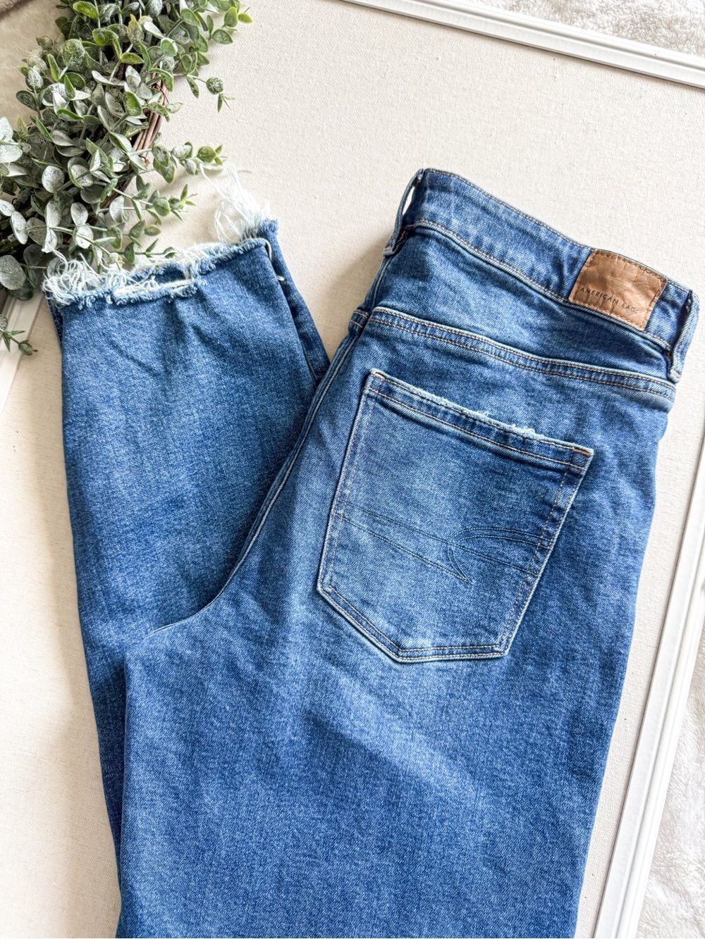 American Eagle Medium Wash Strigid Mom Jean Size 8